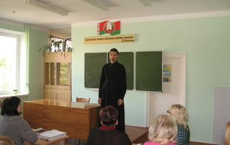 Священнослужитель выступил на совещании учителей СШ № 4