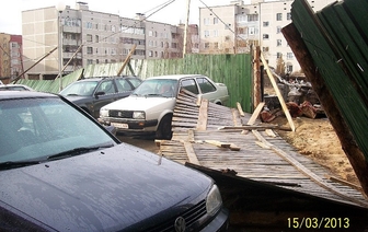 В Волковыске сильный ветер повалил строительный забор. Повреждены машины
