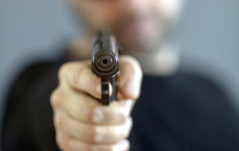 В Гродно мужчина угрожал пистолетом трем студенткам