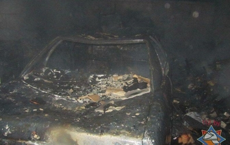 При пожаре в гараже сгорела Audi: тушивший машину владелец получил ожоги (обновлено)