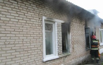 В Красносельском соседи спасли на пожаре женщину