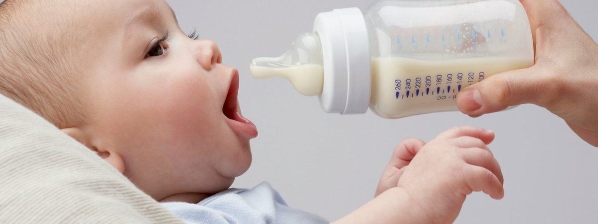 Как выбрать смесь для кормления, если нет возможности кормить кроху грудным молоком, рассказали врачи