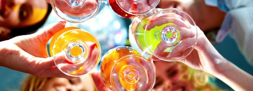 От игривости к плаксивости: как различные виды алкоголя влияют на людей