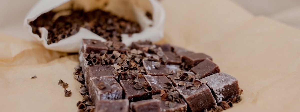 Шоколад из гречки против «щёк овечки»: Диетологи создали десерт для удаления жира