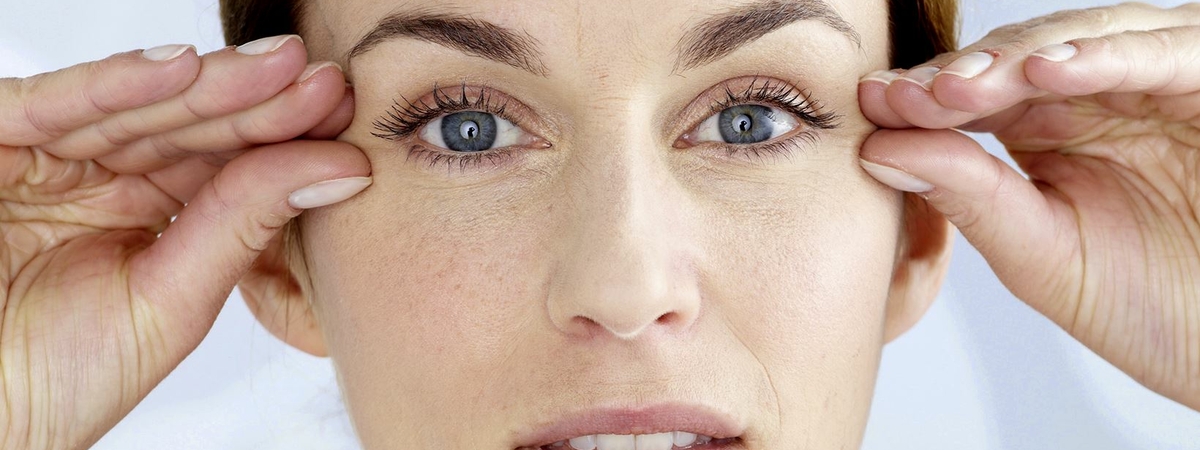Косметолог поведал о пагубности привычки щурить глаза