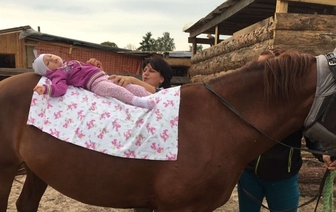 Боец Эми ждет возвращения на иппотерапию. Истории детей, которым помогает лечение лошадьми