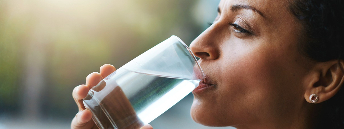 Медики рассказали, зачем надо пить много воды