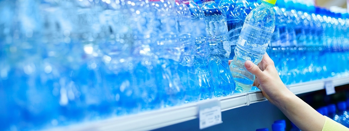 Воду из пластиковых бутылок признали очень опасной для человека