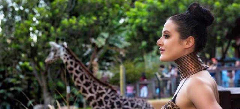 Хочу быть жирафом: американка 5 лет вытягивает шею