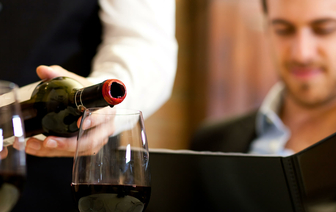 Медики рассказали, может ли вино защитить нейроны