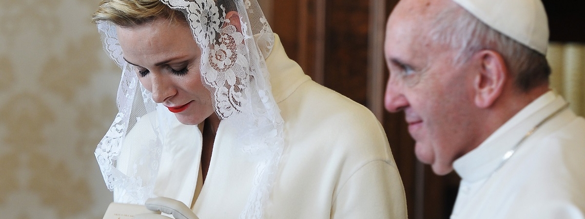 Есть всего 7 женщин, которым разрешено носить белое при Папе Римском. Вот кто эти дамы