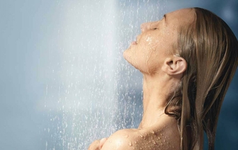 Медики расказали, почему полезно принимать душ