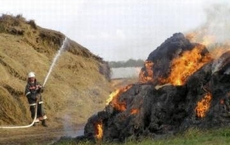 В &#171;Заре&#187; сгорело 100 тонн соломы