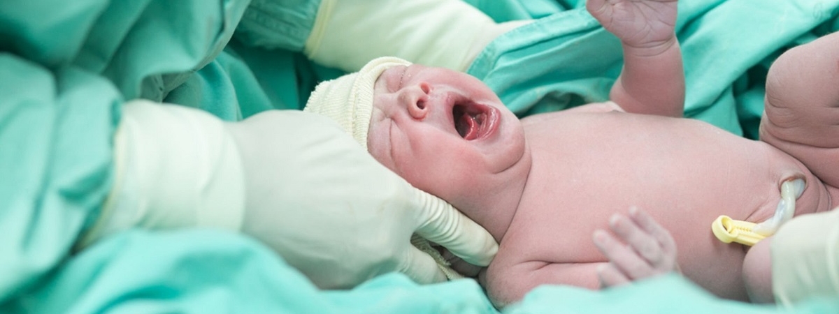 Новорожденная гонконгская девочка оказалась беременной двумя братьями: фотофакт