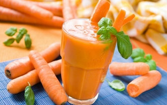 Не жир, а отёки? Напиток с морковью и петрушкой поможет сбросить лишний вес