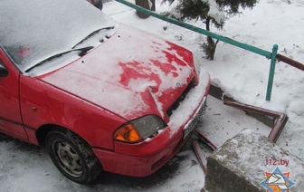 В Волковыске из-за ветра балконная рама упала на автомобиль