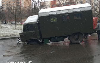В Волковыске автомобиль просел под асфальт (фото, видео)