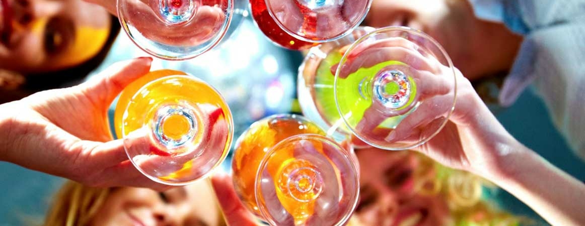 От игривости к плаксивости: как различные виды алкоголя влияют на людей