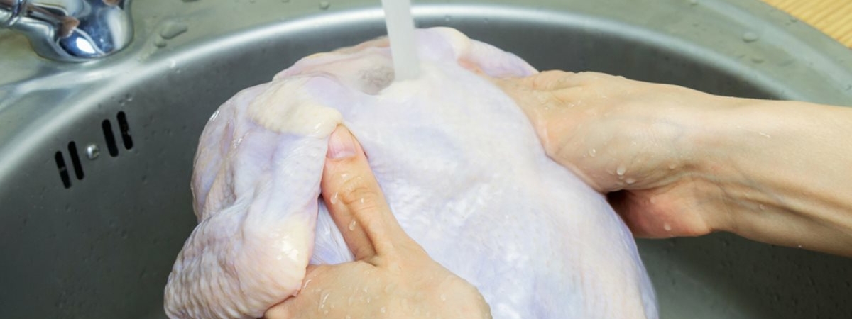Почему нельзя мыть сырую курицу, рассказал эксперт