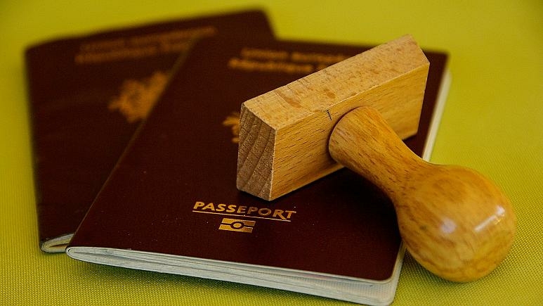 Европа разрабатывает «паспорта вакцинации». Как это будет работать, откроют ли границы и пустят ли после прививки «Спутником»?