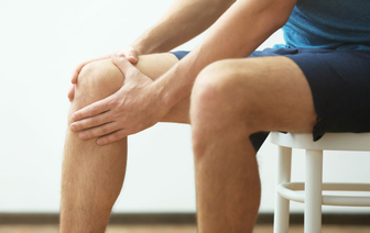 Медики рассказали, как избавиться от боли в коленях