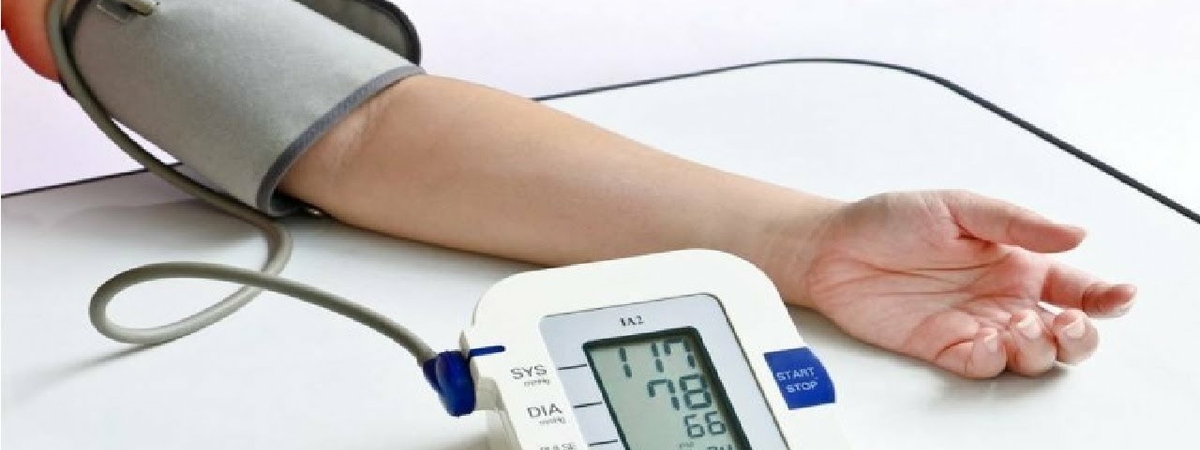 На какой руке надо измерять артериальное давление: ответ врачей
