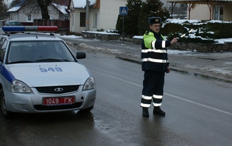 Сотрудник волковысской ГАИ прямо на дороге отремонтировал автомобиль волковычанина