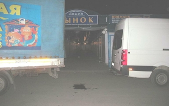 С переломами в Волковыске вчера госпитализировали женщину, которую прижал к микроавтобусу грузовик