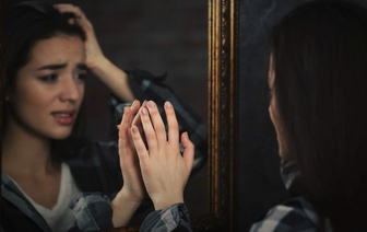 «Примета ведьм»: экстрасенс объяснил, почему опасно плакать перед зеркалом