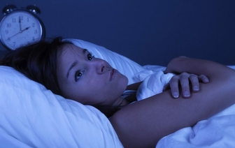 Врач: слишком яркая постель и высокая подушка провоцируют бессонницу
