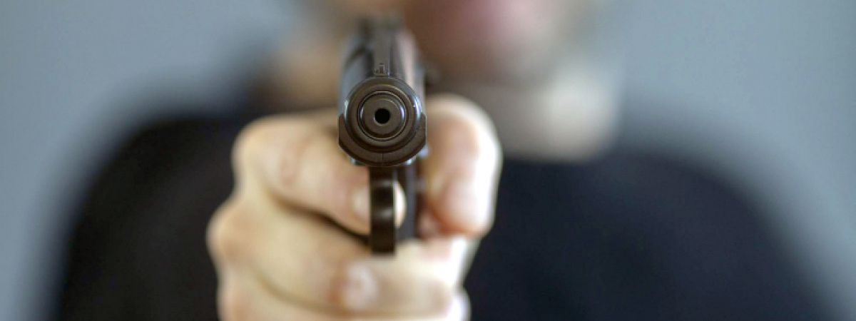 В Гродно мужчина угрожал пистолетом трем студенткам