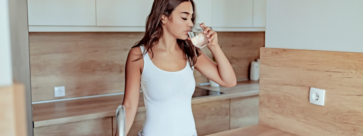 Диетологи: худеющие должны начинать завтрак с воды, а не с кофе