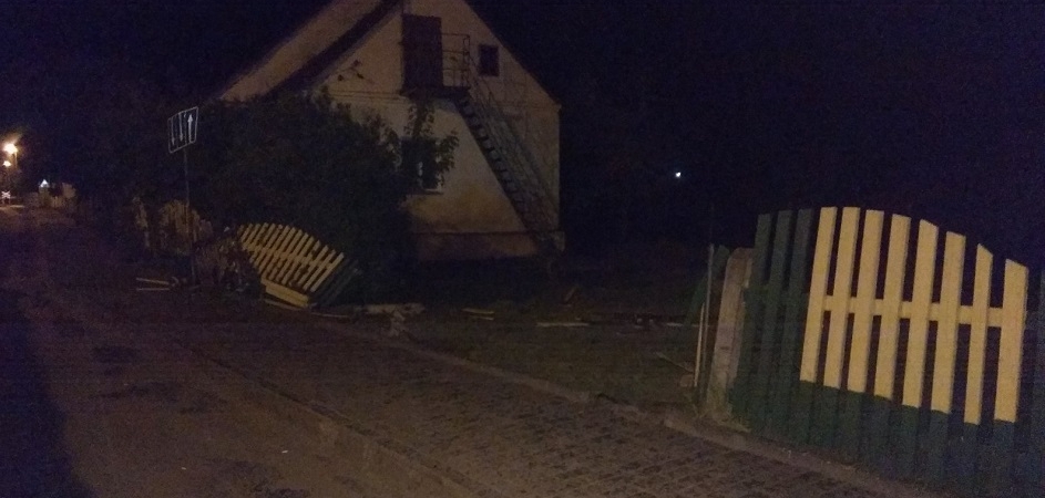 В Волковыске девушка перепутала педали и въехала в забор жилого дома