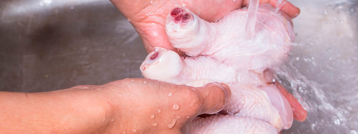 Не мыть перед готовкой: Микробы сырой курицы мгновенно распространяются по кухне из-за воды