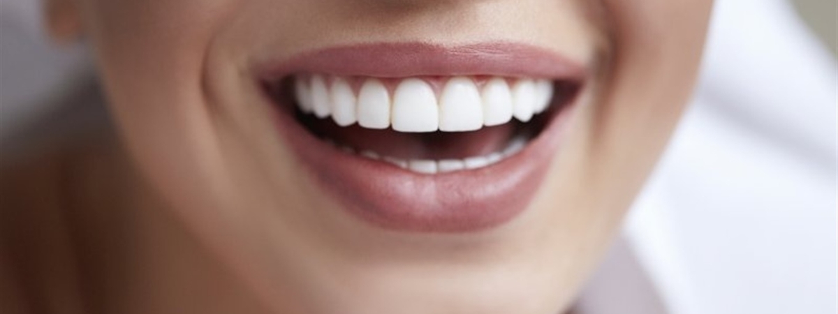 Белоснежная улыбка: как отбелить зубы в домашних условиях