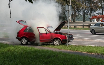 В Росси дотла сгорел автомобиль