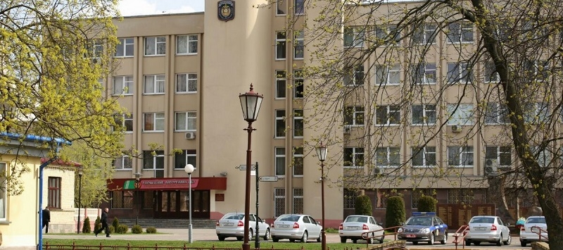 Человек упал с 4-го этажа здания милиции в Гродно. Следователи предполагают суицид 