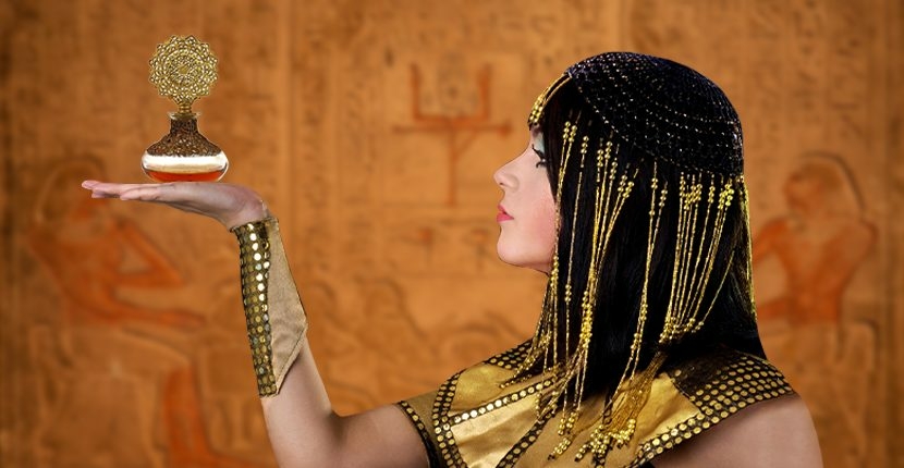Ученым удалось воссоздать духи Клеопатры: «Шанель №5 Древнего Египта»