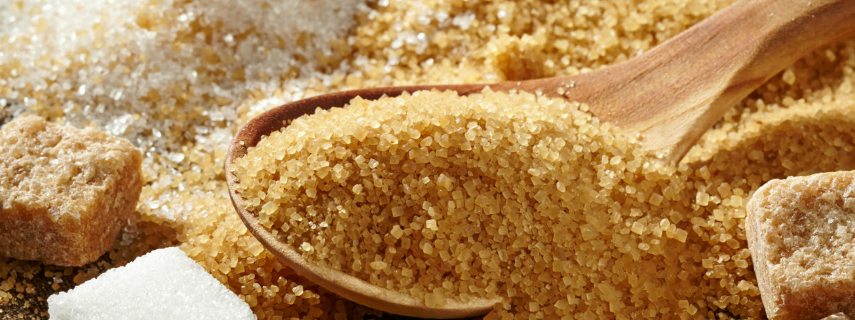Диетологи объяснили, почему стоит заменить белый сахар коричневым