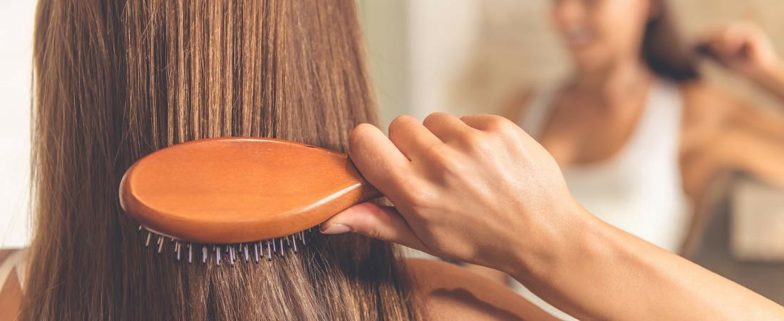Косметолог: частое расчесывание волос и неправильная сушка существенно ухудшают их состояние
