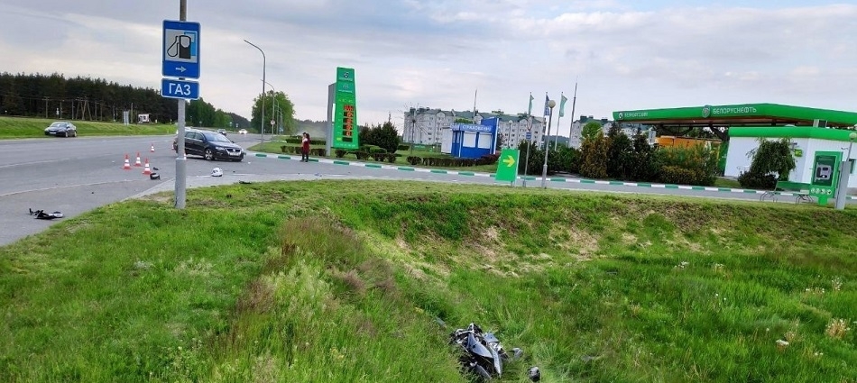 В Волковыске мотоциклист пошел на обгон на перекрестке и столкнулся с легковушкой