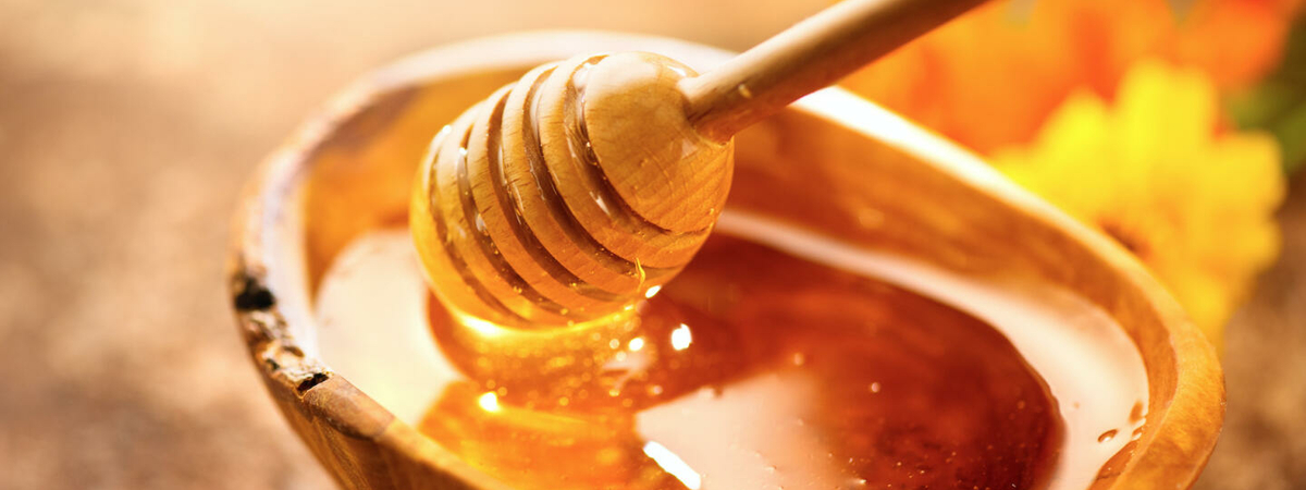 Медики объяснили, стоит ли заменять сахар медом