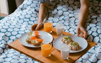 Почему завтрак в постели опасен для жизни