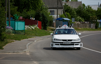 На улицы Волковыска вновь выехал Peugeot 406, стилизованный под автомобиль из фильма "Такси"
