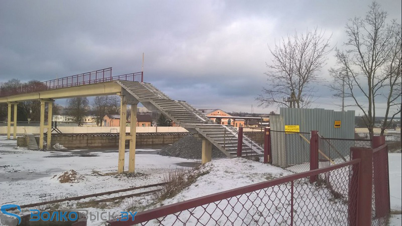 Продолжается ремонт пешеходного моста на станции Волковыск-город