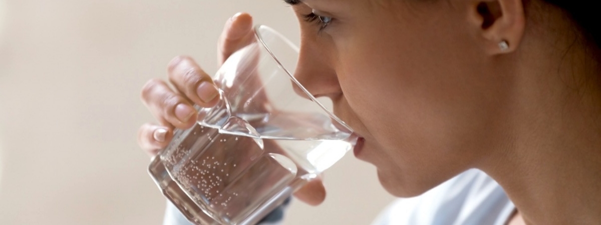 Вода льётся - сердце бьётся: Кардиолог рассказала, как пить воду для здоровья сердца
