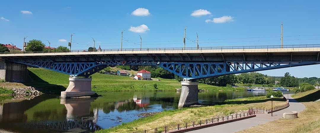 Медики и милиционеры уговорили девушку не прыгать с моста в Гродно