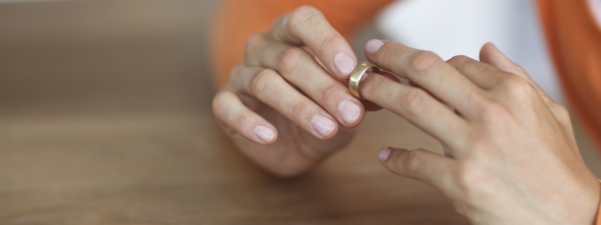 Обручальное кольцо после развода: можно ли носить на левой руке и куда вообще его девать