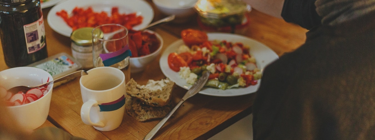 С какими делами лучше повременить после еды: 7 вредных привычек
