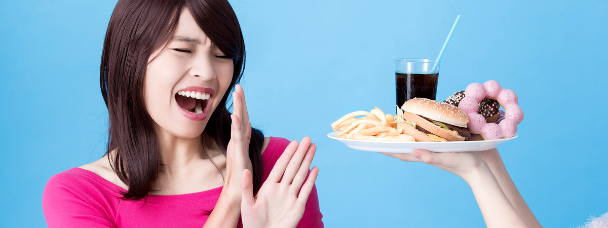 Диетологи назвали главные признаки опасных продуктов: от какой еды надо отказаться